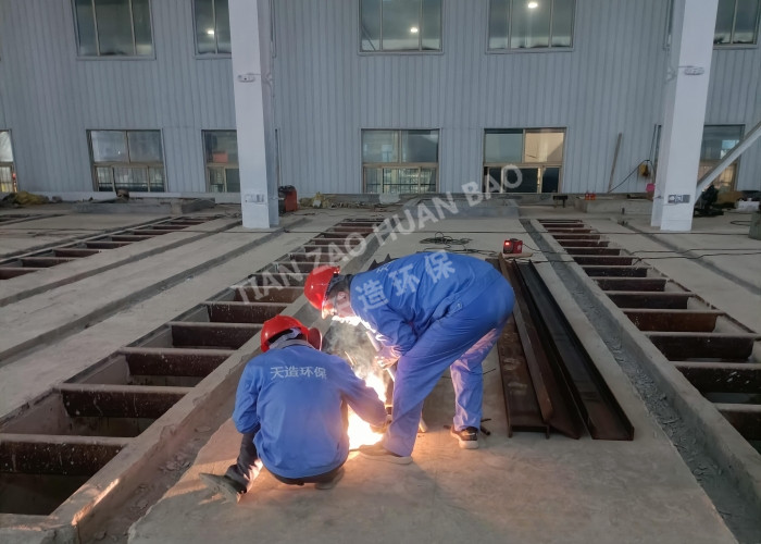 戰(zhàn)高溫斗酷暑天造噴漆房、噴砂房設(shè)備安裝進行中